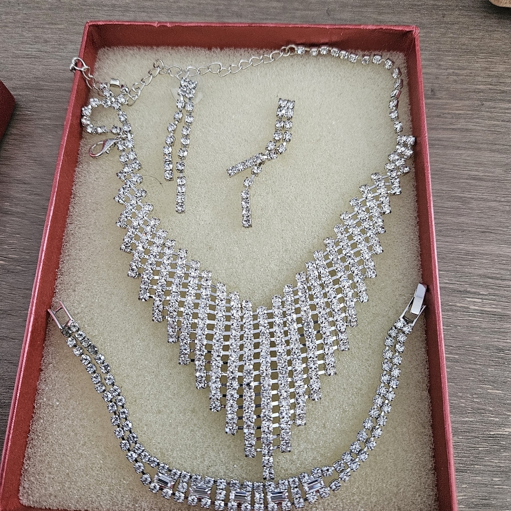 Elegant Silver Necklace, Bracelet and Earring Set